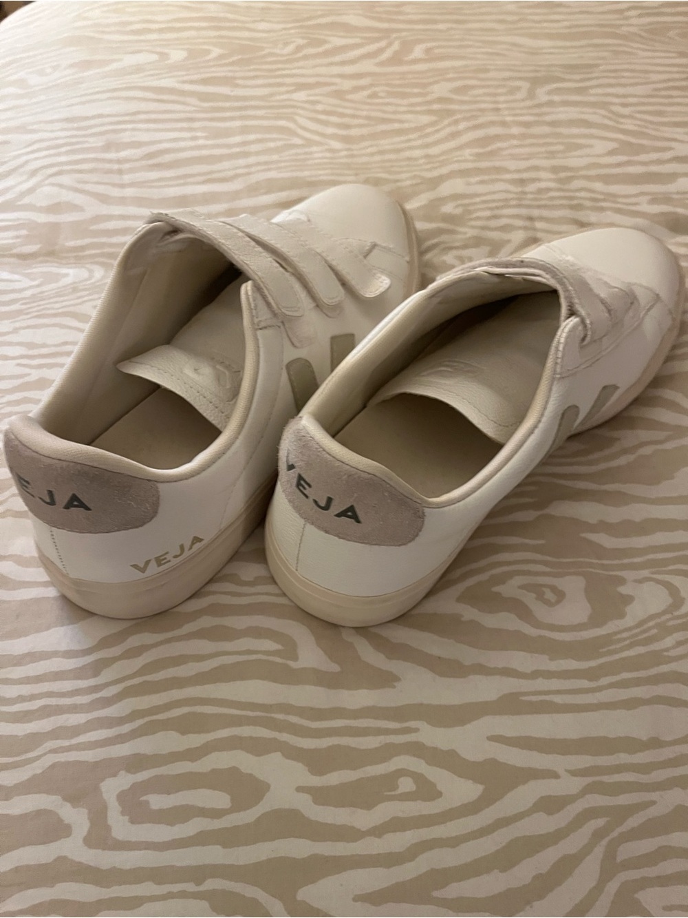 Veja Off-White Velcro Low-Top Sneakers - Picture 4 of 8